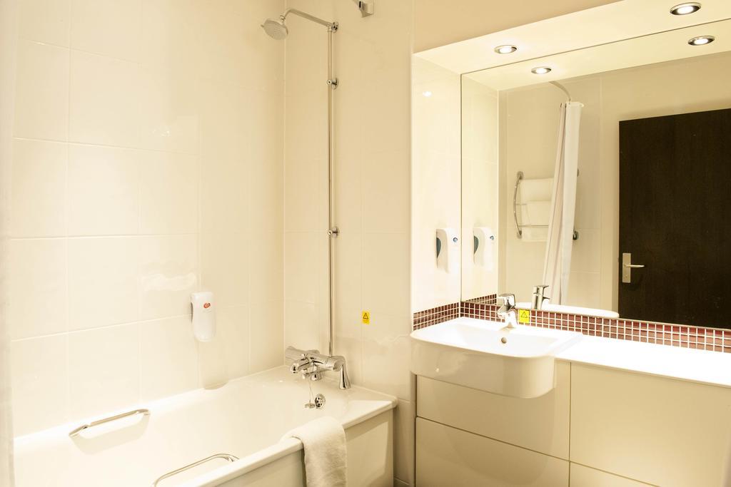 Premier Inn Oldham - Broadway Eksteriør billede