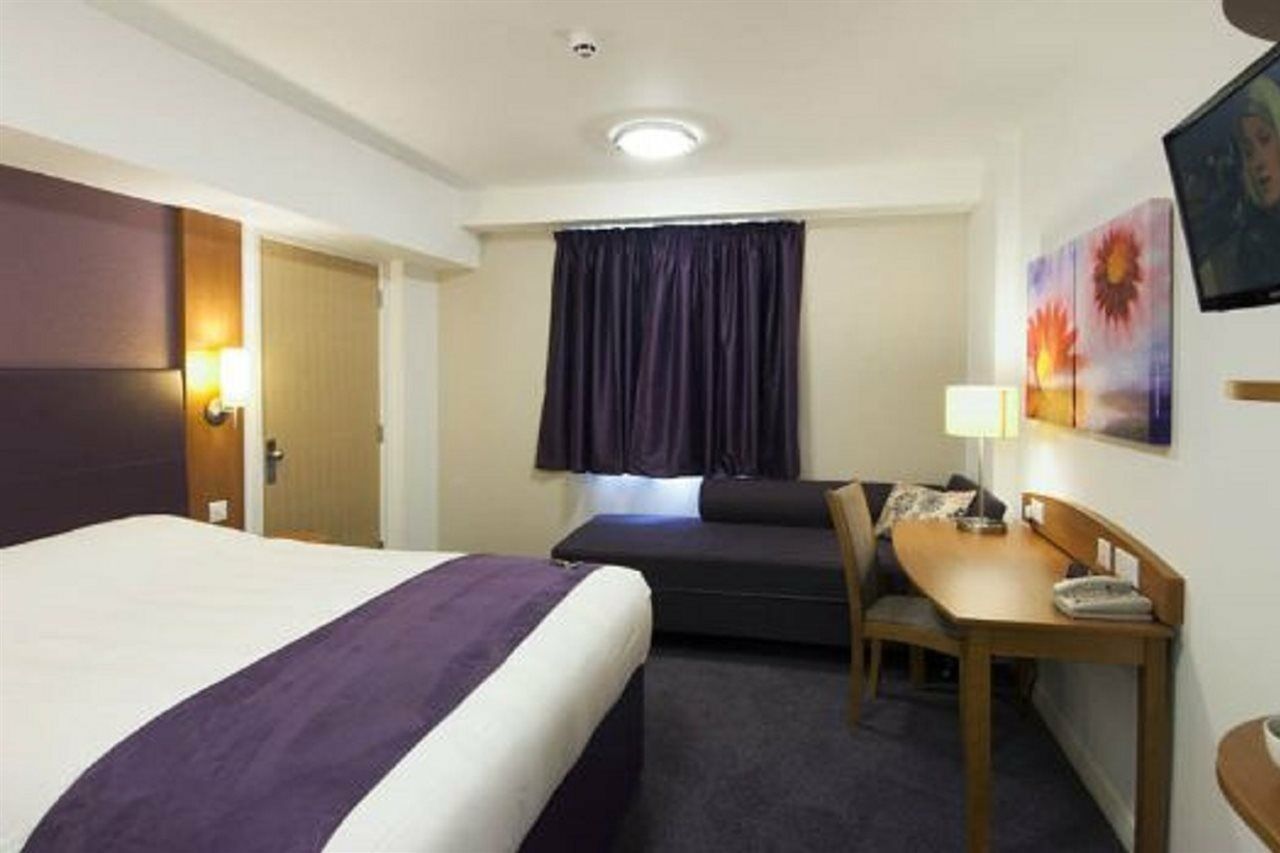 Premier Inn Oldham - Broadway Eksteriør billede